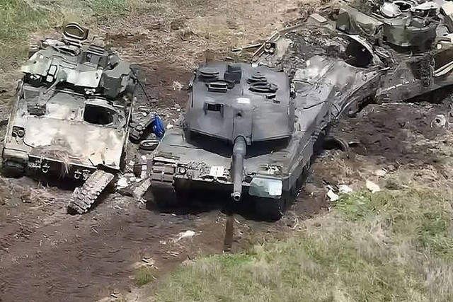Xe tăng Leopard 2 của Ukraine bị hỏa lực Nga phá hủy (Ảnh: cắt từ video của Bộ Quốc phòng Nga). 2zhy-crop-1688362108963.jpg