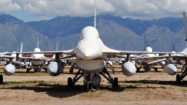 Máy bay F-16 nằm trong nghĩa địa tại Căn cứ Không quân Davis-Monthan, Arizona. Ảnh Desiree N. Palacios 9-1245.jpg