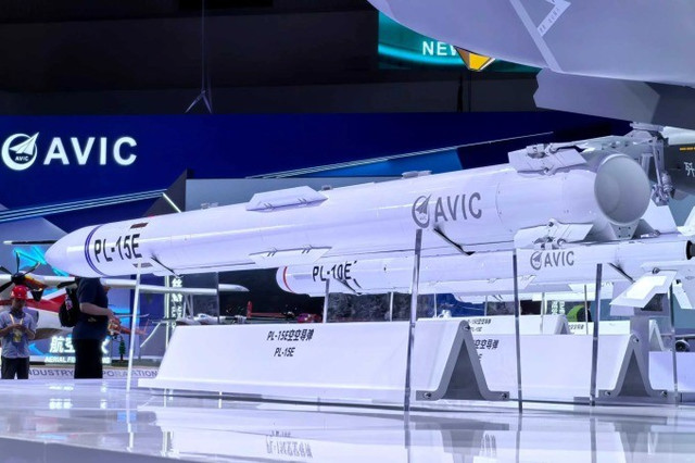 Mô hình tên lửa PL-15E trong một cuộc triển lãm của Trung Quốc. Ảnh: Sina 2-1194.jpg
