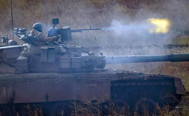 Xe tăng T-90M của Sư đoàn đổ bộ đường không số 76 RFAF đang chiến đấu ở mặt trận Sumy. Ảnh Military Review 3.jpg