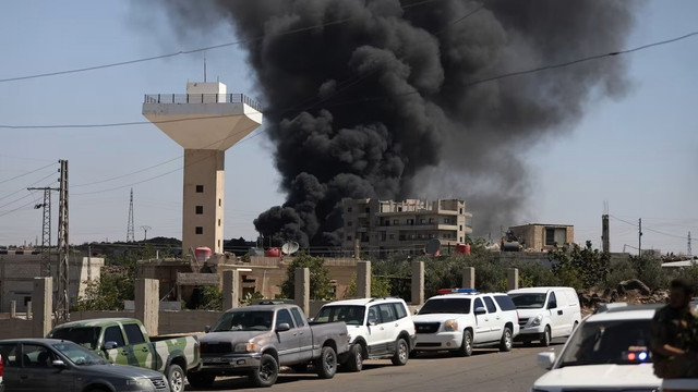 Khói đen bốc lên gần Suwayda Syria vào ngày 15 tháng 7 năm 2025. Ảnh Getty 7-6588.jpg