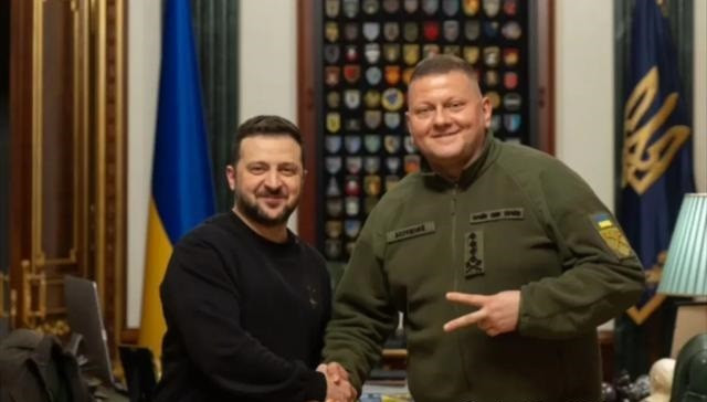 Tổng thống Ukraine Zelensky và tướng Zaluzhny (phải), khi còn thời kỳ “trăng mật”. Ảnh Kyiv Post 4-7824.jpg