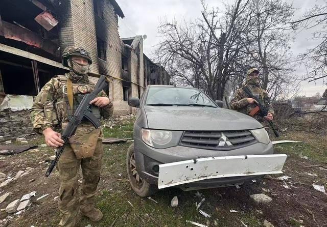 Lính Ukraine đang đứng trước một tòa nhà ở tỉnh Kursk của Nga. Ảnh Ukrinform 1.jpg