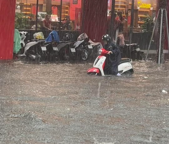 Đà Nẵng: Mưa trắng trời, nhiều đoạn đường ngập sâu, học sinh nghỉ học