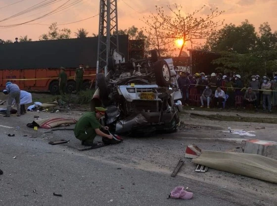 Toàn cảnh vụ xe khách va chạm xe đầu kéo, 8 người tử vong 