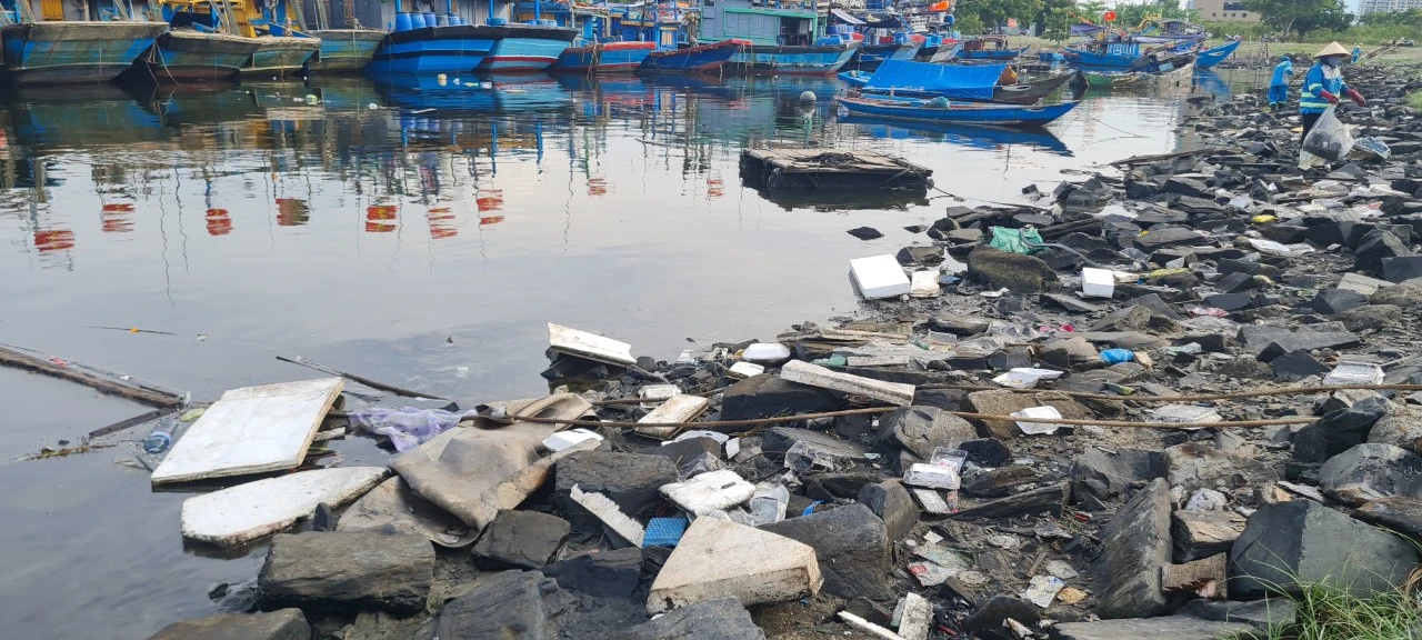 Đà Nẵng: Mướt mồ hôi dọn rác quanh Âu thuyền Thọ Quang