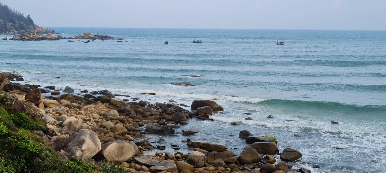 Đến Bình Định, ngắm vẻ đẹp hoang sơ của bãi biển Trung Lương 