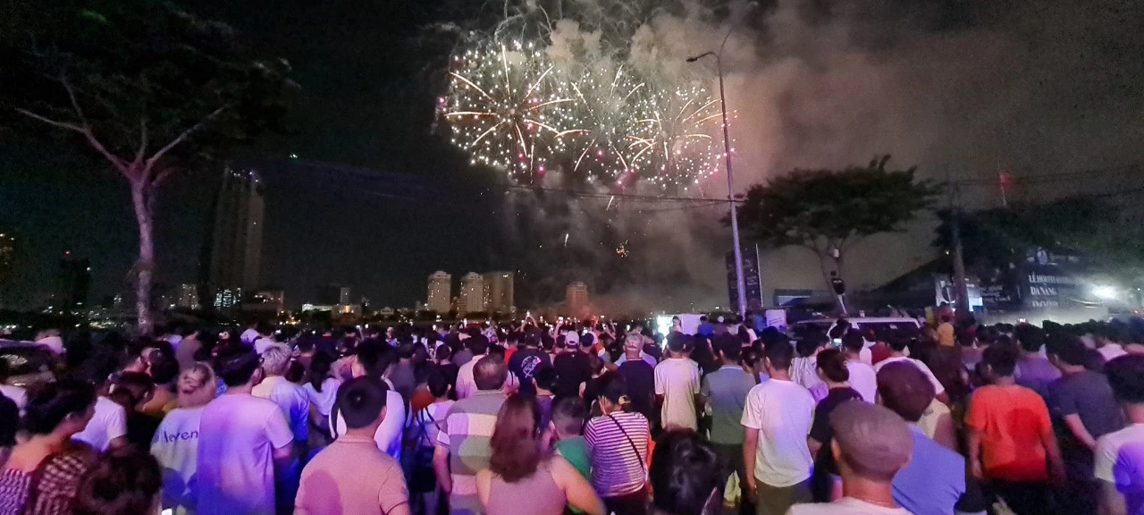 Khai mạc Lễ hội pháo hoa Đà Nẵng: Khán đài không còn chỗ trống