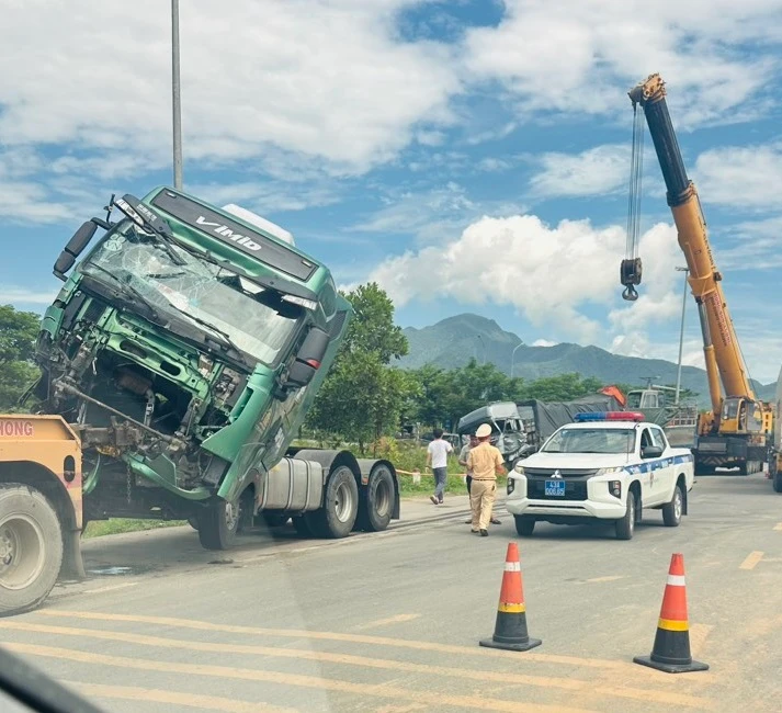 Hiện trường xe đầu kéo va chạm xe tải trên đường tránh Nam Hải Vân