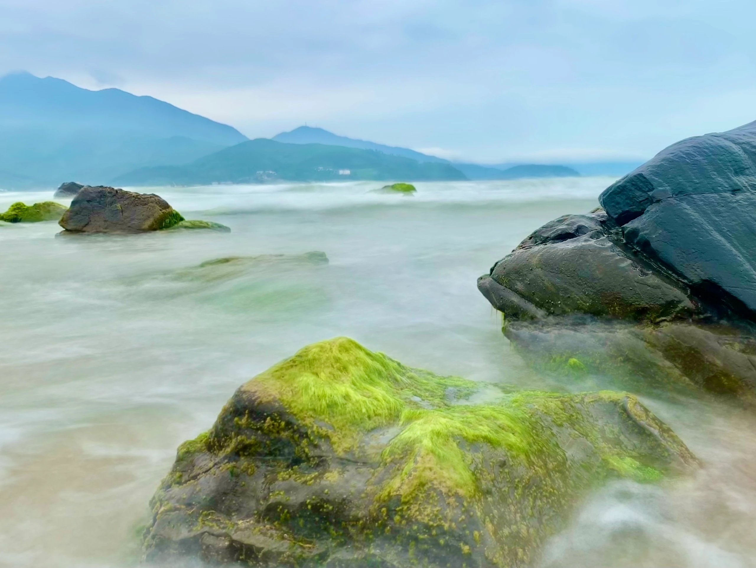 Huyền ảo vẻ đẹp ghềnh đá Nam Ô mùa rêu xanh