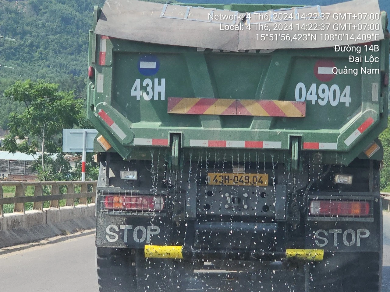 Quảng Nam: Xe chở cát ướt “vô tư” lưu thông trên quốc lộ 14B