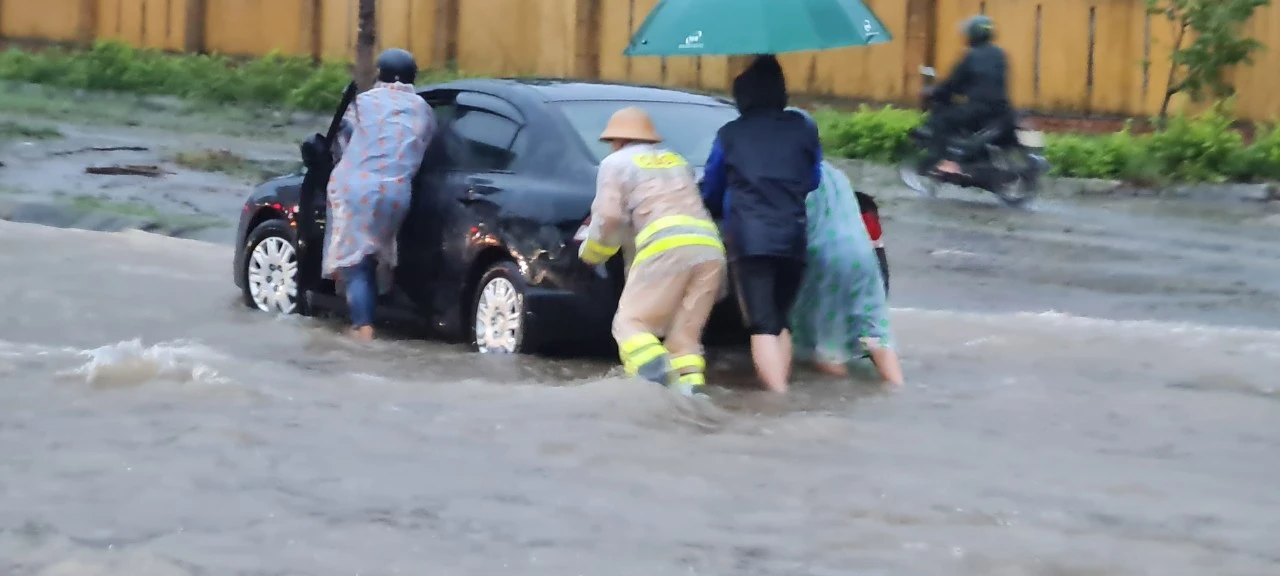 Đường phố Đà Nẵng biến thành sông, ô tô chết máy la liệt