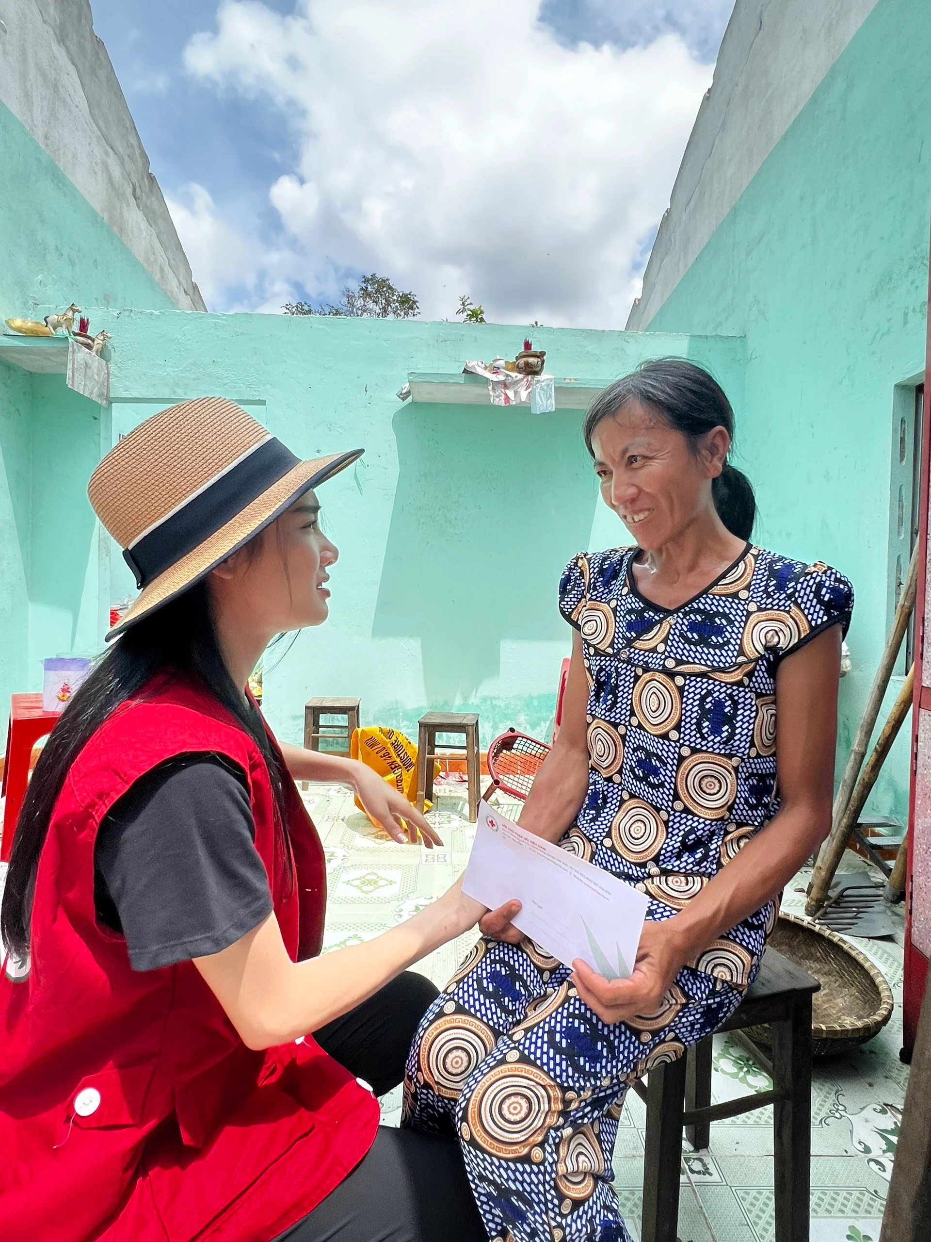 Trường Giang - Nhã Phương tặng quà bà con bị thiệt hại do bão Noru