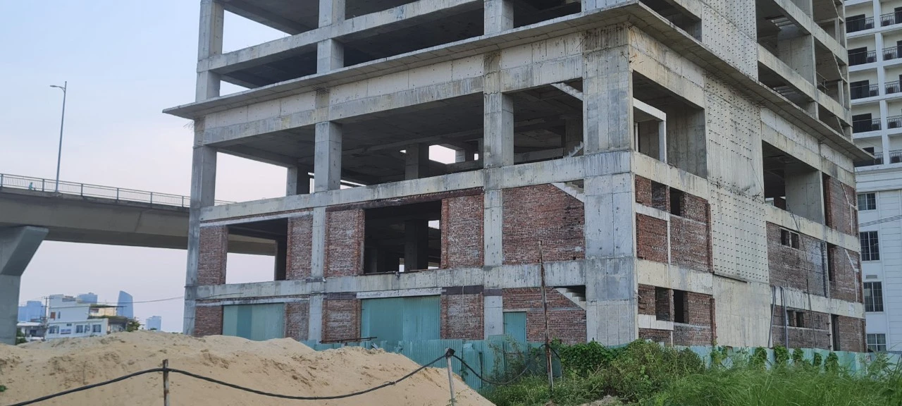 Đà Nẵng: Ngỡ ngàng tòa nhà hơn chục tầng bỏ hoang ngay cửa biển 
