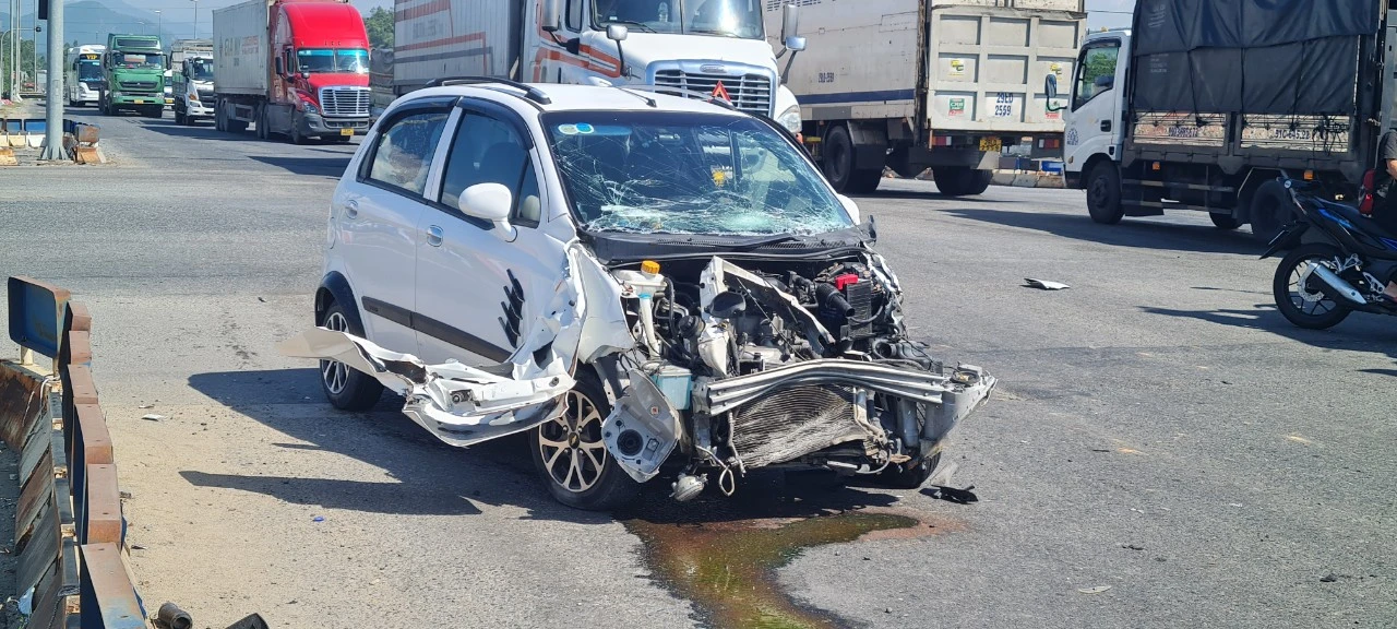 Đà Nẵng: Va chạm với xe tải, ô tô con vỡ nát phần đầu