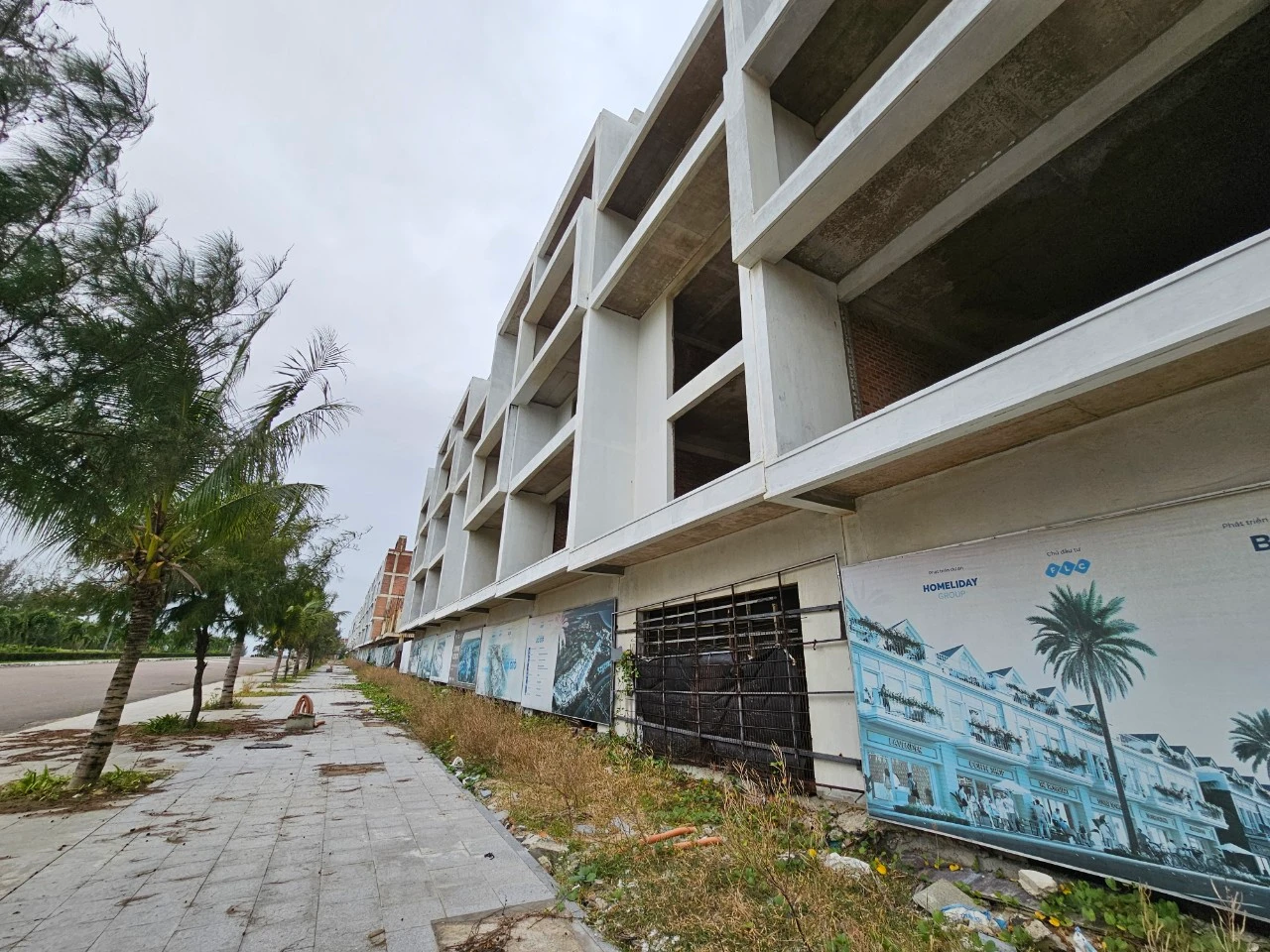 Hoang tàn dãy shophouse FLC Eo Gió Quy Nhơn