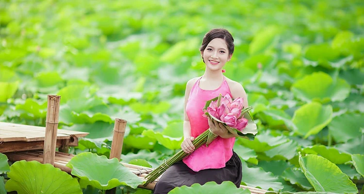Thiếu nữ Hà Thành đẹp dịu dàng bên hoa sen hồ Tây