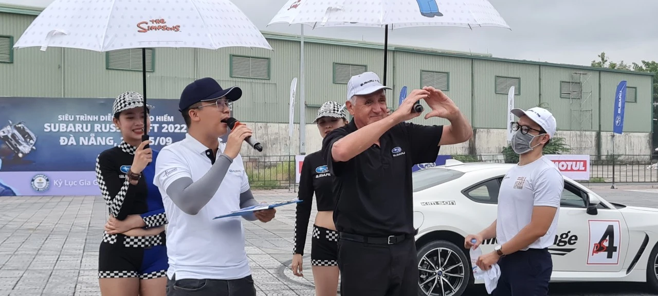 “Thót tim” với màn đi ô tô 2 bánh của Kỷ lục gia Guinness