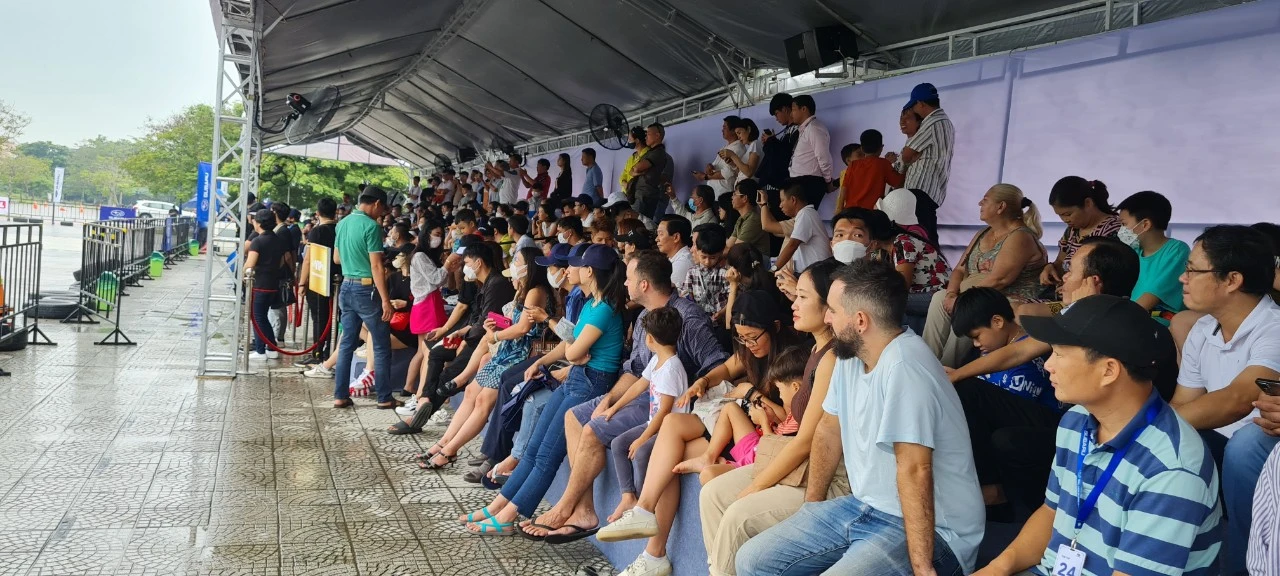 Đà Nẵng: Xem Kỷ lục gia Guinness thế giới trình diễn ô tô mạo hiểm