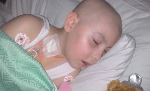 Sau đợt hóa trị đầu tiên sức khỏe của Lauryn càng suy yếu hơn