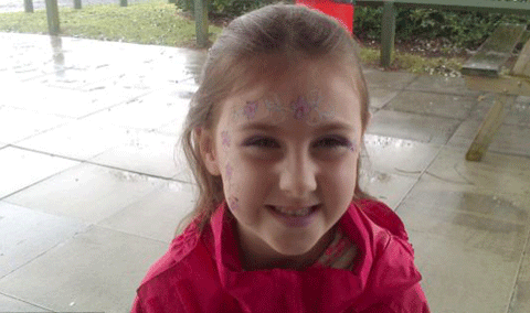 Trước khi mắc bệnh Lauryn là một cô bé xinh xắn Trước khi mắc bệnh Lauryn là một cô bé xinh xắn