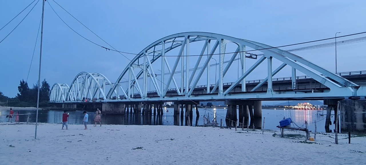 Cầu Nam Ô - điểm ngắm hoàng hôn cực hot dưới chân đèo Hải Vân