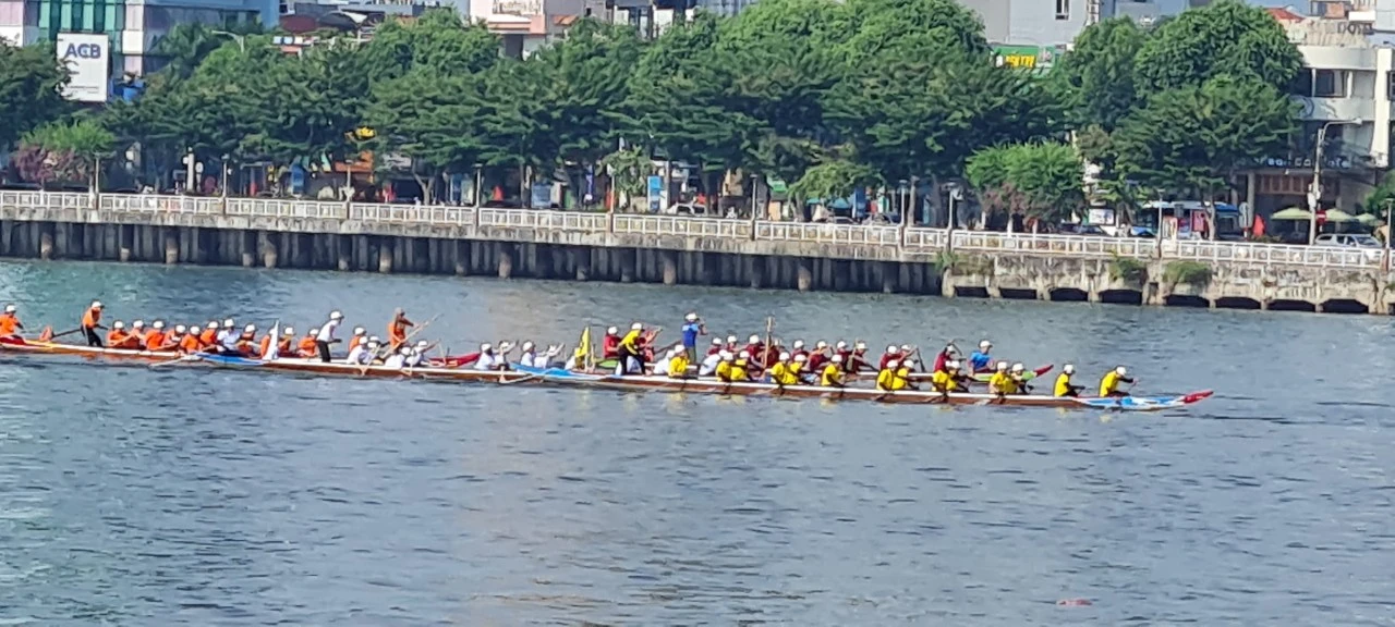 Đà Nẵng: Toàn cảnh giải đua thuyền truyền thống trên sông Hàn dịp lễ 2/9