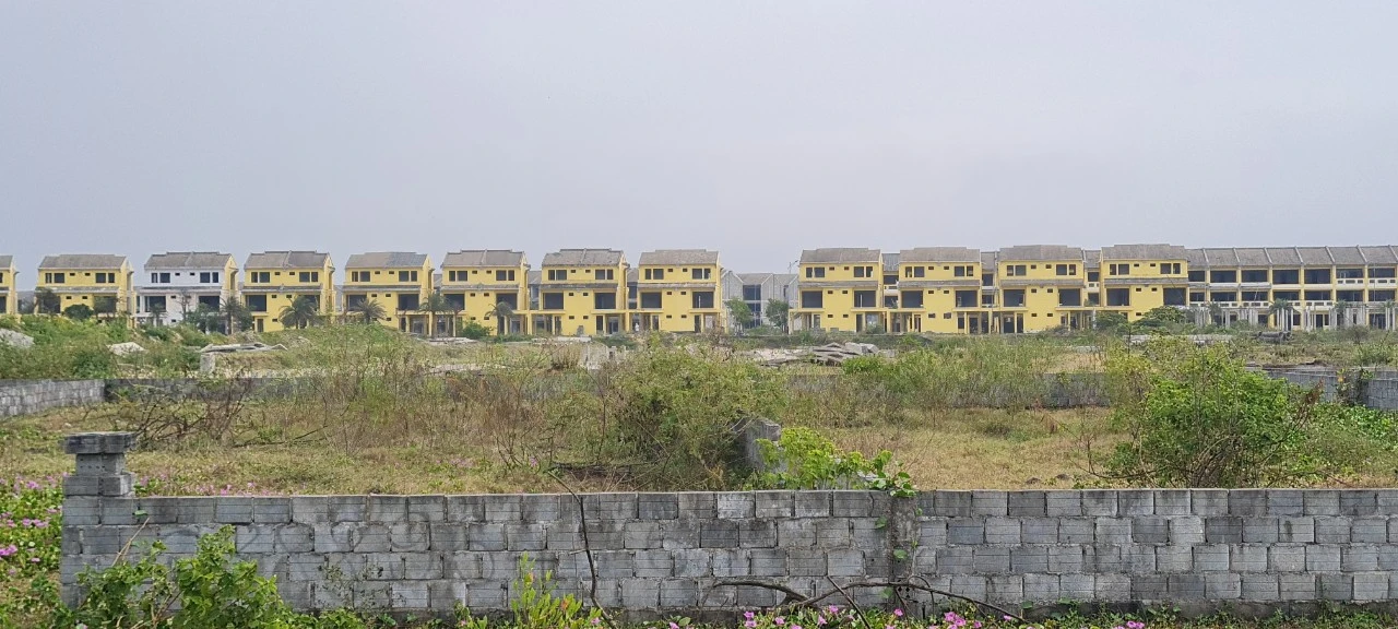 La liệt biệt thự bỏ hoang tại khu đô thị mới trên con đường “tỷ đô“