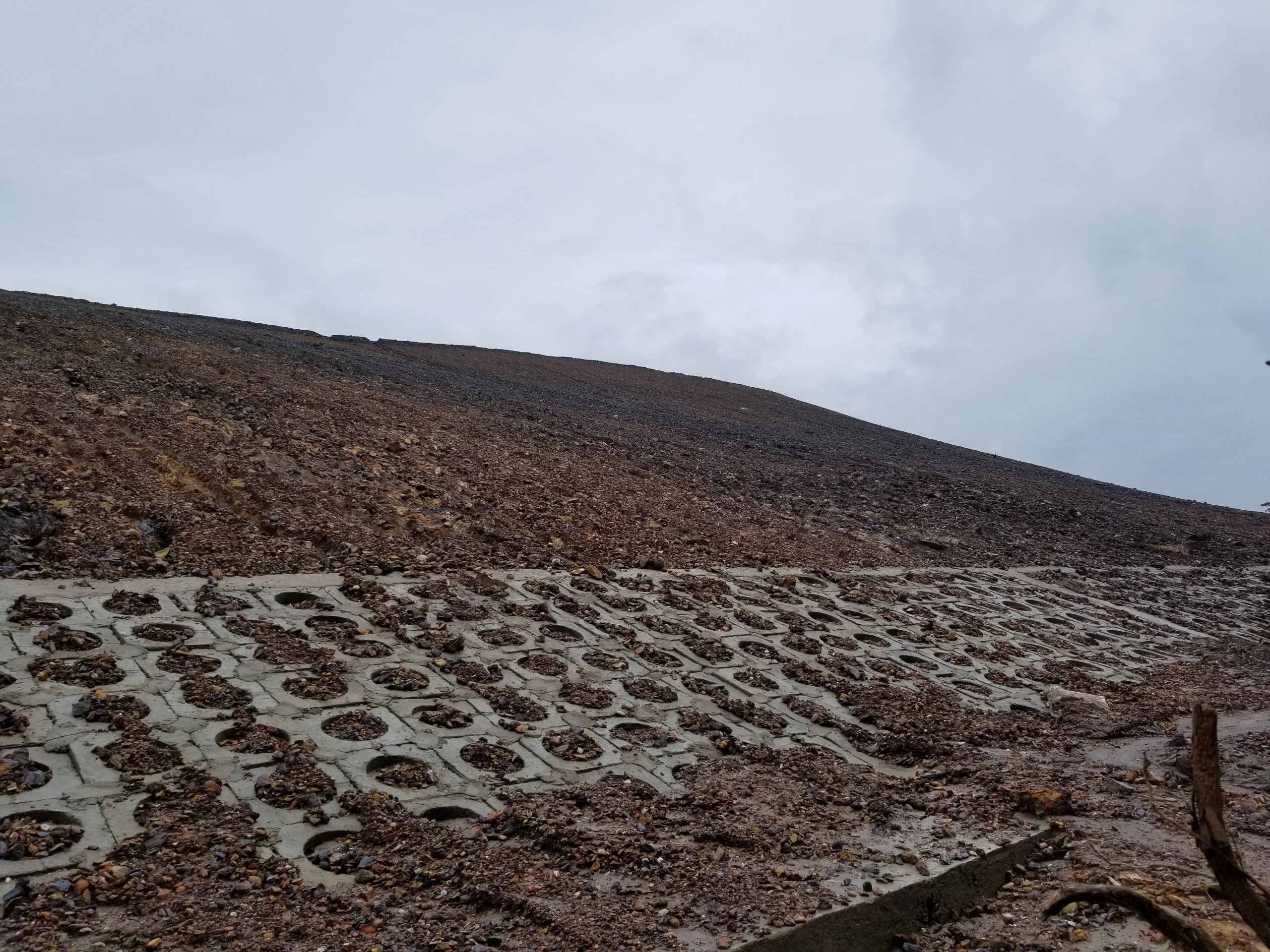 Cụm CN Cẩm Lệ: Bùn đất tràn xuống khu dân cư sau mưa lớn