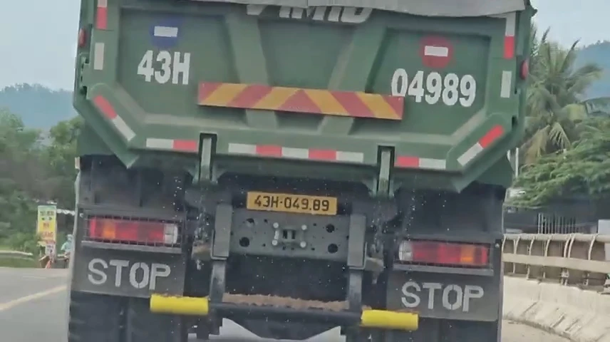 Đà Nẵng: Tái diễn xe chở cát ướt rầm rộ trên Quốc lộ 14B