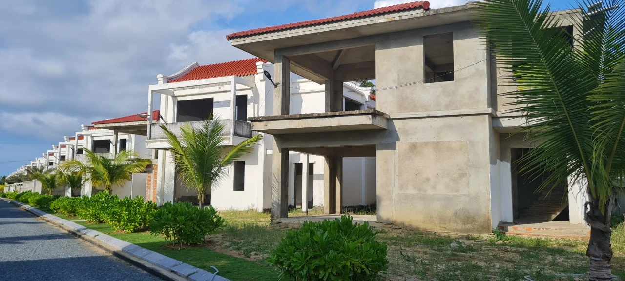 La liệt biệt thự xây dở dang ở “bãi biển đẹp nhất châu Á“