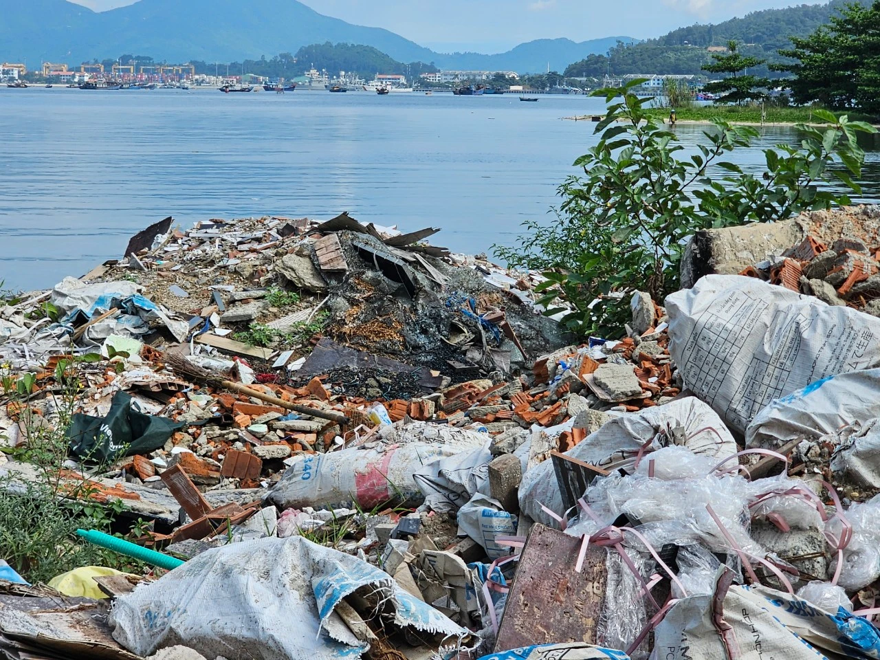 Vịnh Mân Quang nhếch nhác, bị bủa vây bởi đủ loại rác 