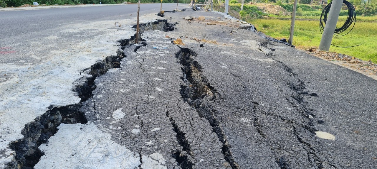 Đà Nẵng: Toàn cảnh tuyến đường trăm tỷ vừa thảm nhựa đã nứt gãy