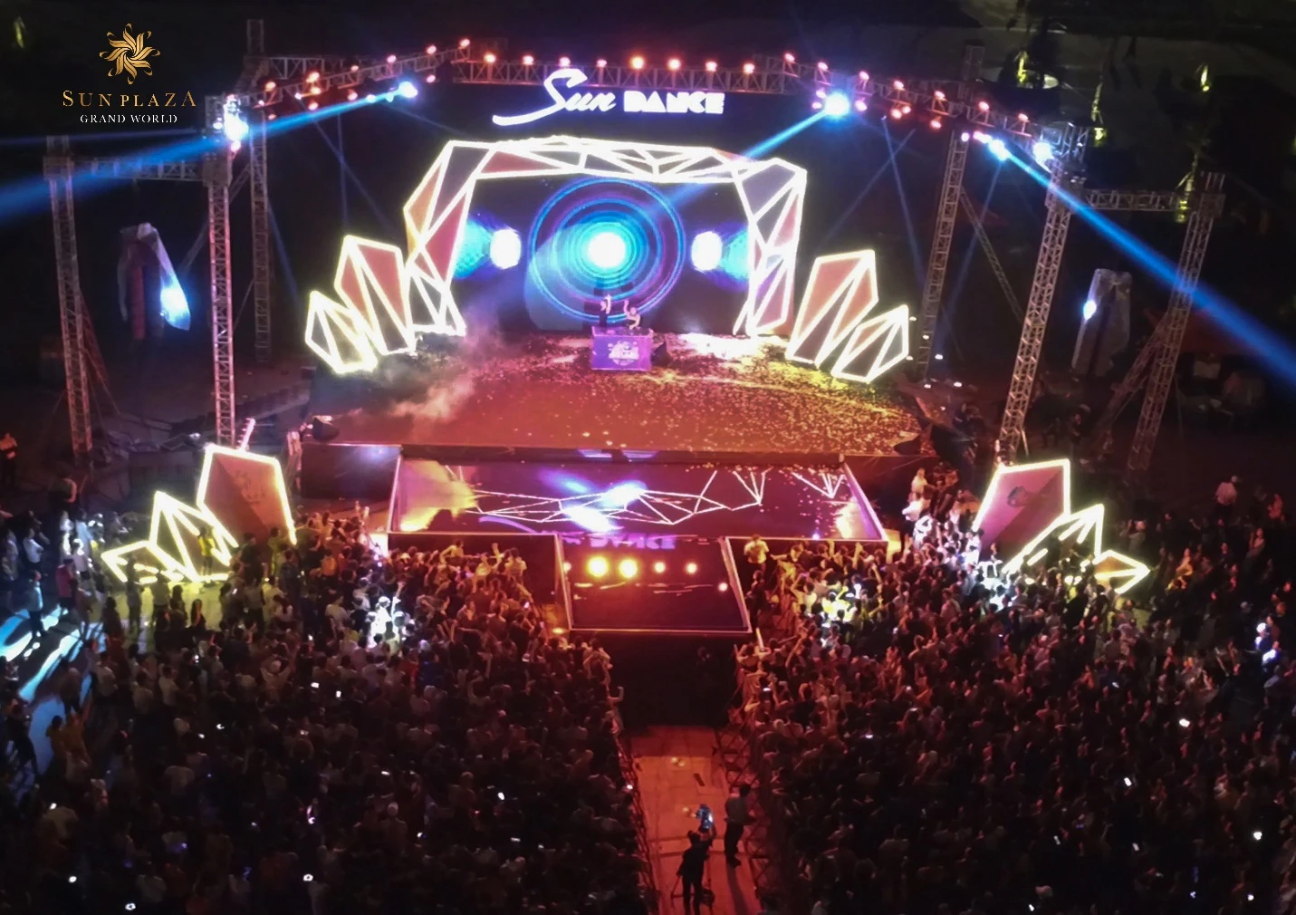 Lần đầu diễn tại Hạ Long, Sun Dance Festival hút hàng ngàn du khách