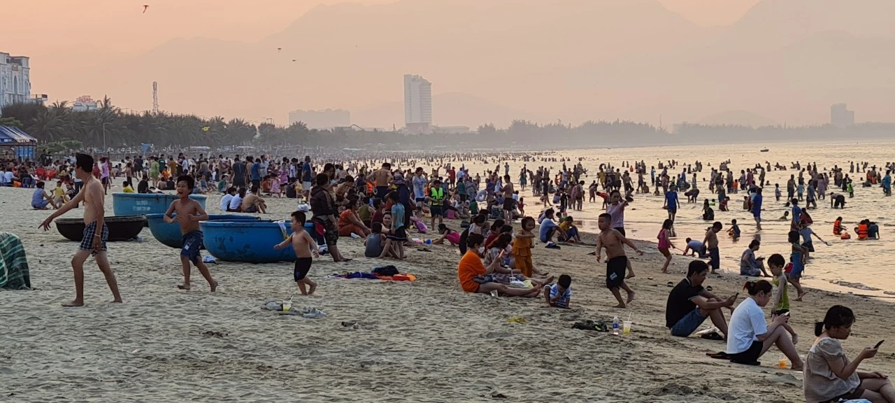 Nóng đổ lửa, dân Đà Nẵng ùn ùn ra biển giải nhiệt