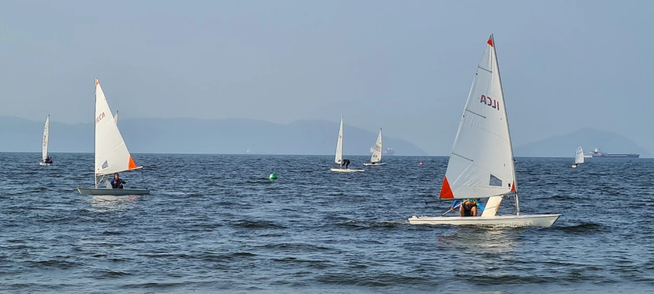 Toàn cảnh đội Thuyền buồm quốc gia luyện tập trên vịnh Đà Nẵng