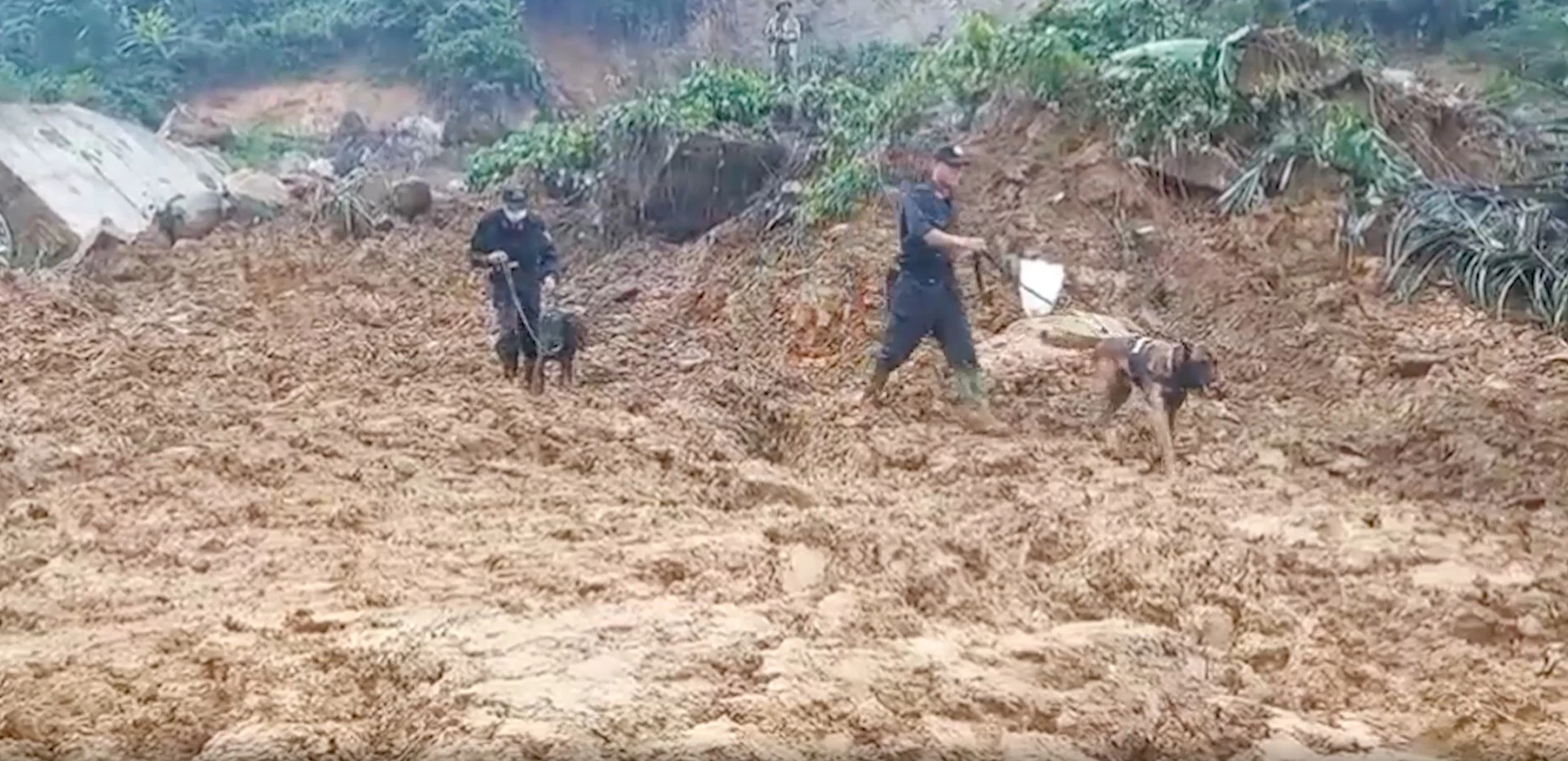 Cận cảnh tìm kiếm người mất tích vụ sạt lở thủy điện Kà Tinh