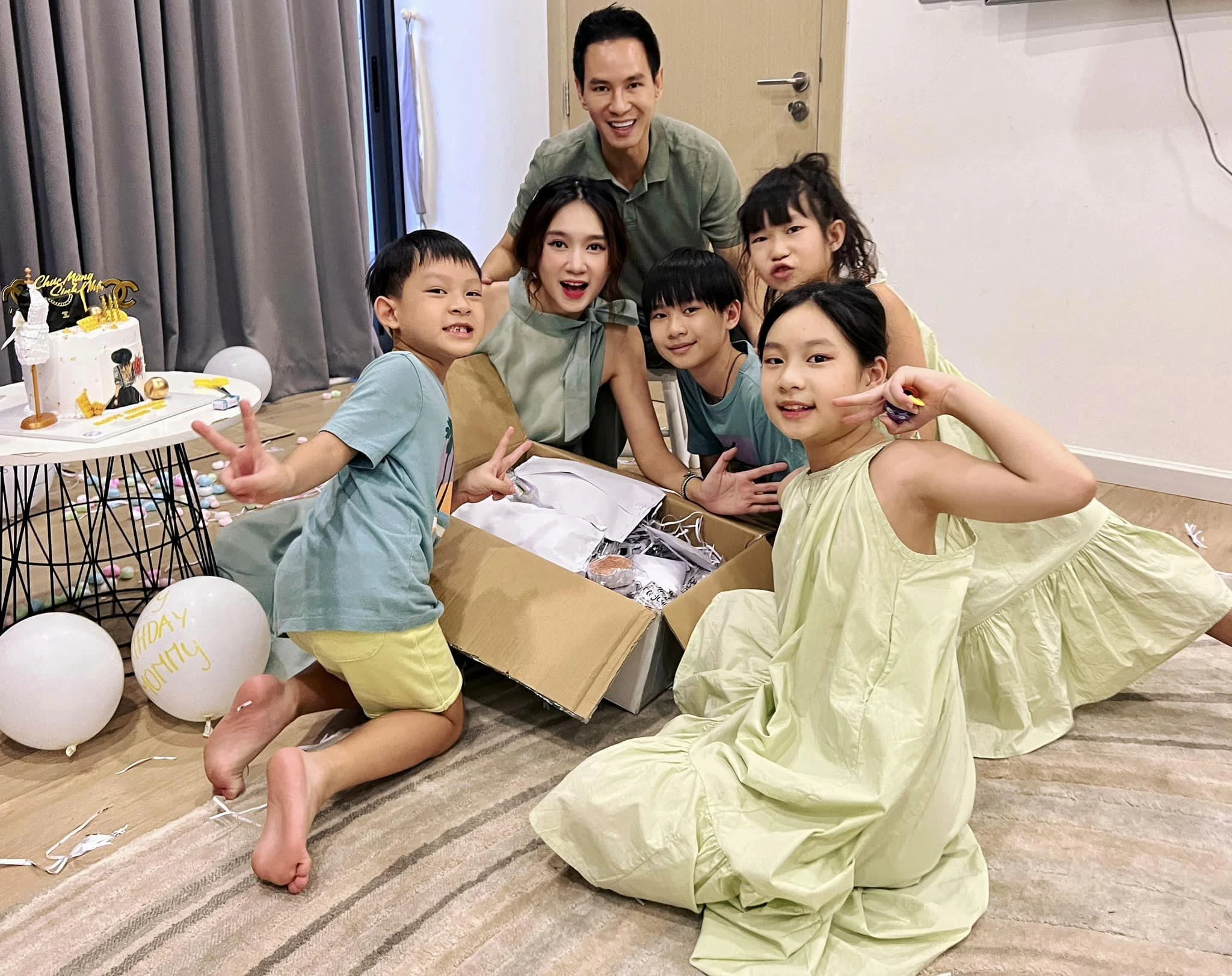 Hotgirl hạnh phúc bên chồng ca sĩ đình đám Vbiz và 4 con