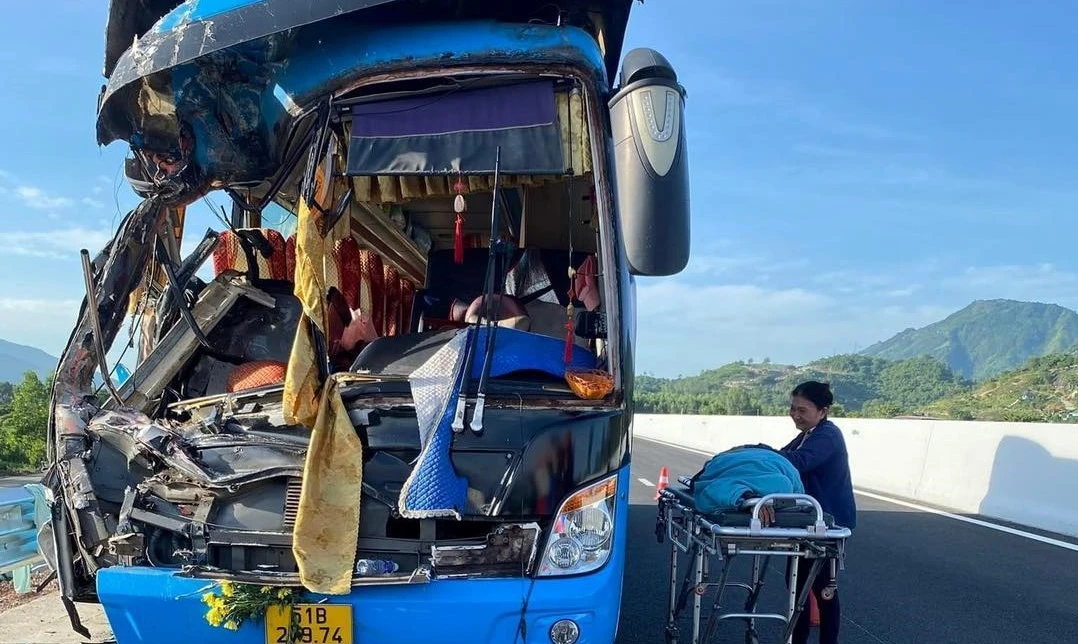 Toàn cảnh vụ xe từ thiện gặp nạn trên cao tốc Nha Trang, 2 người tử vong
