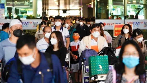 Vé máy bay khan hiếm, sân bay đông nghịt mùng 5 Tết