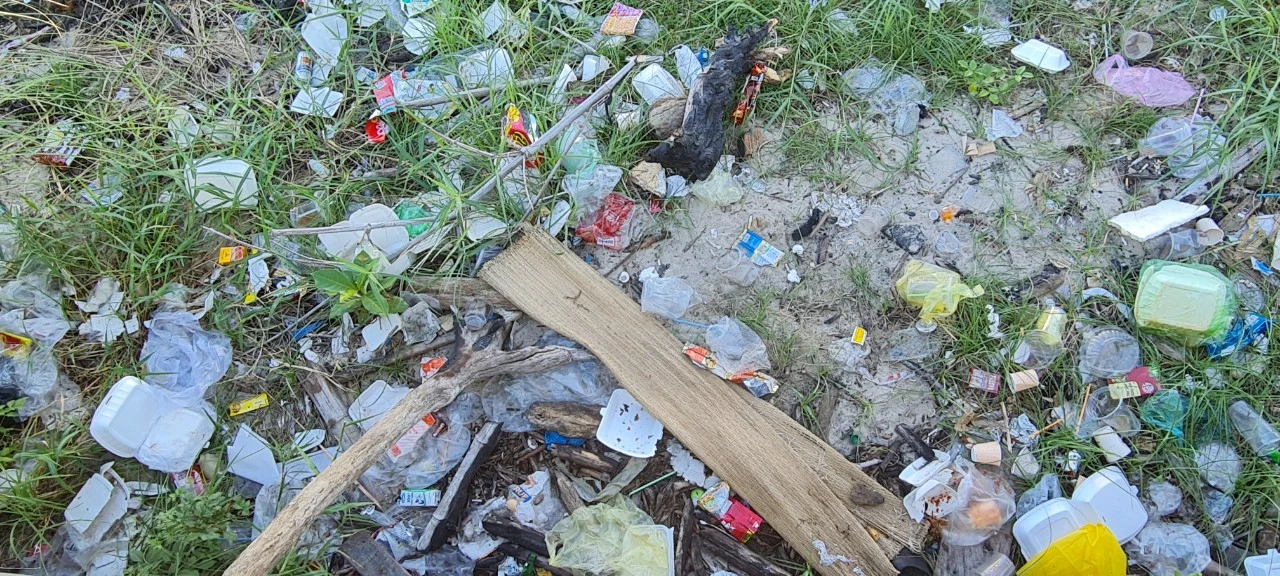 Đà Nẵng: Rác ngập chân cầu Thuận Phước