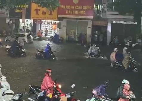 Đà Nẵng: Mưa to đầu mùa, phố biến thành sông