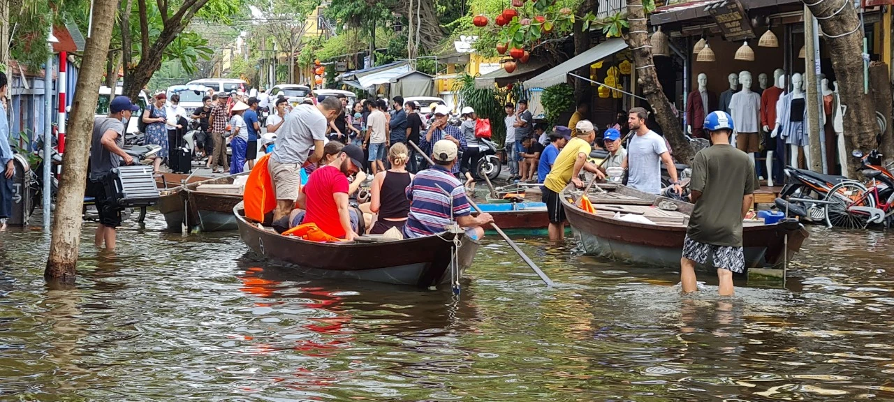 Hội An: Nước ngập tứ bề, khách du lịch đi thuyền trong phố cổ