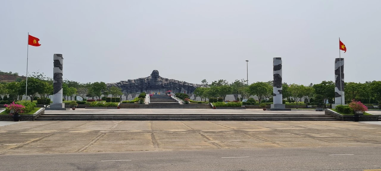 Chiêm ngưỡng Tượng đài Mẹ Việt Nam anh hùng lớn nhất cả nước