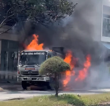 Nắng nóng, xe chở nhựa đường bốc cháy trơ khung ở Đà Nẵng