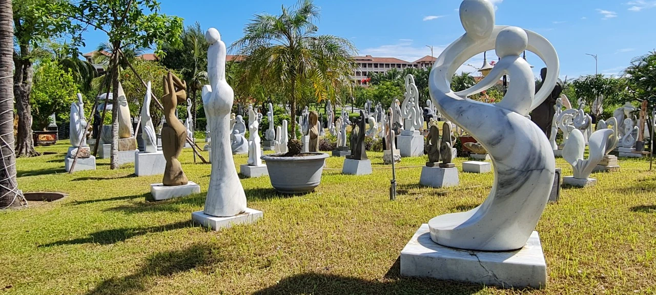 Lạc vào vườn tượng dưới chân núi Ngũ Hành Sơn