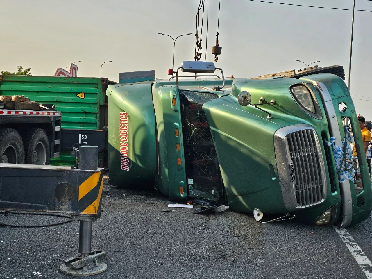 Quảng Nam: Xe container lật chắn ngang Quốc lộ 1A