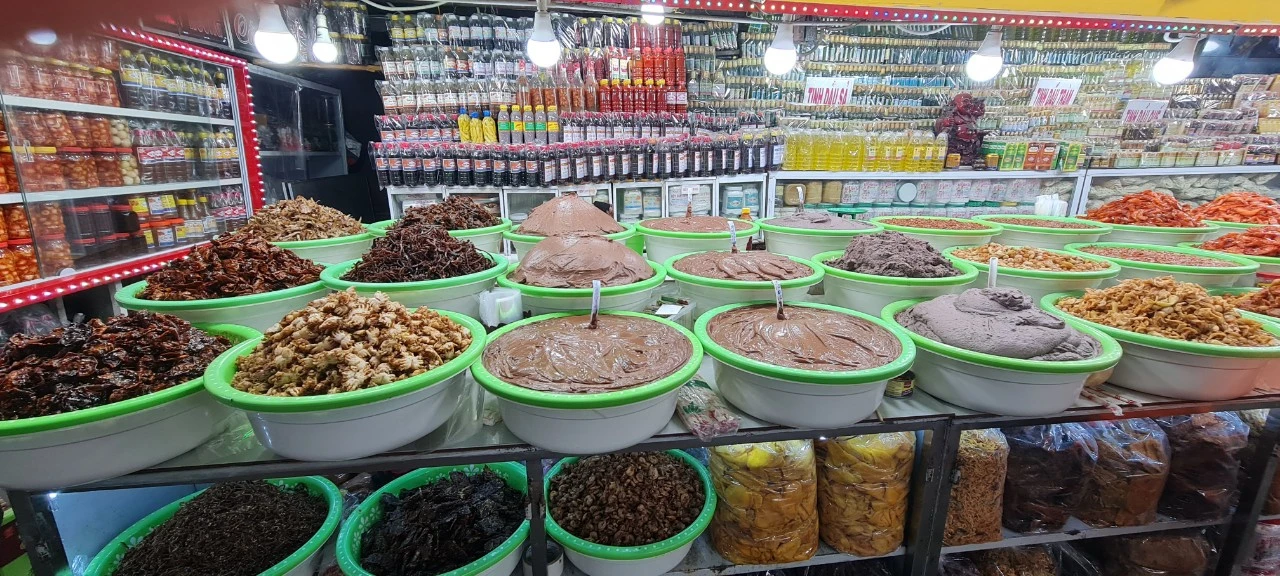 Đến chợ Đông Ba, hít hà mùi mắm Huế