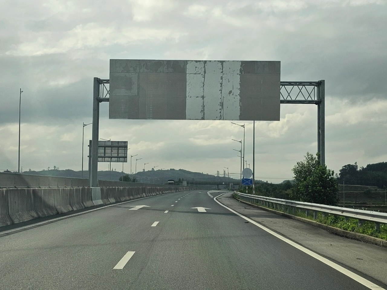 Loạt biển báo “bay màu” trên cao tốc Đà Nẵng - Quảng Ngãi