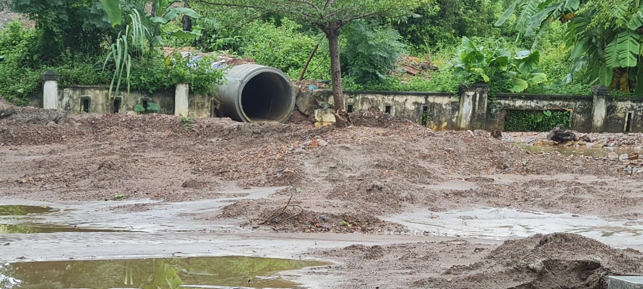 Cụm CN Cẩm Lệ: Thác bùn tràn ra khu dân cư, ai chịu trách nhiệm?